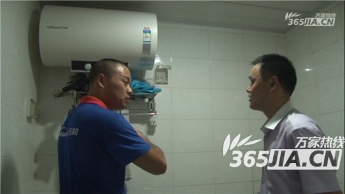 乐动（中国）售后正在为刘师傅讲解电热水器的安全使用规范